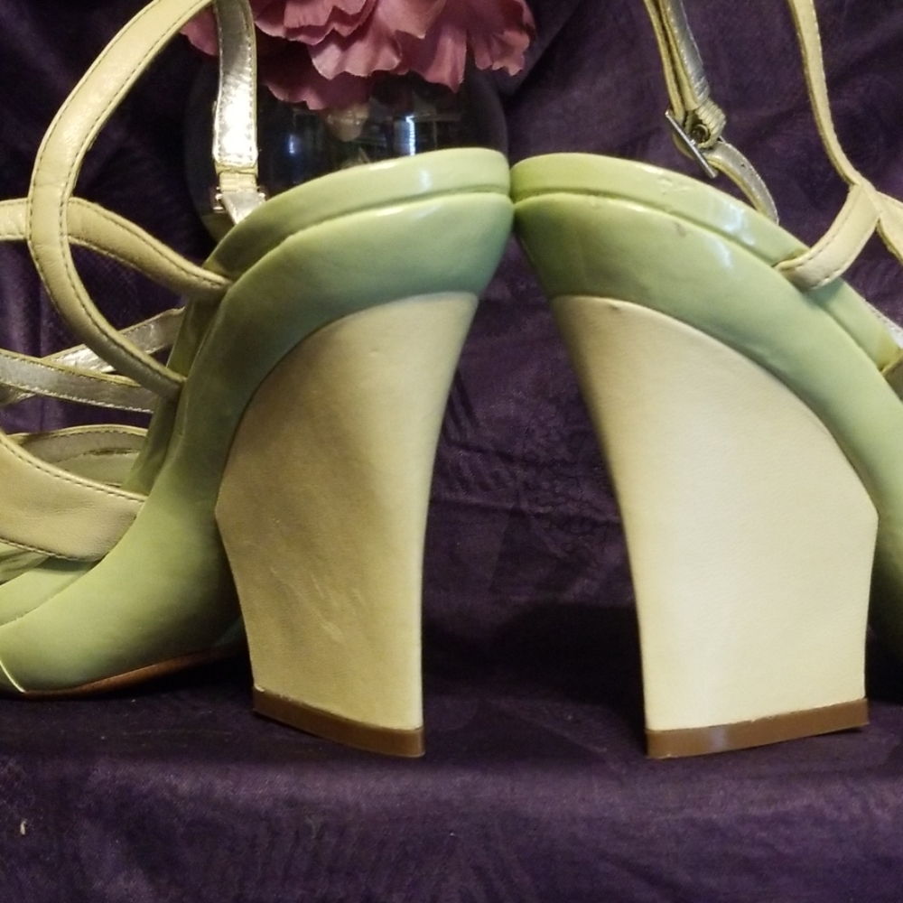 Shoes: Sandals - Picture 2 of 7